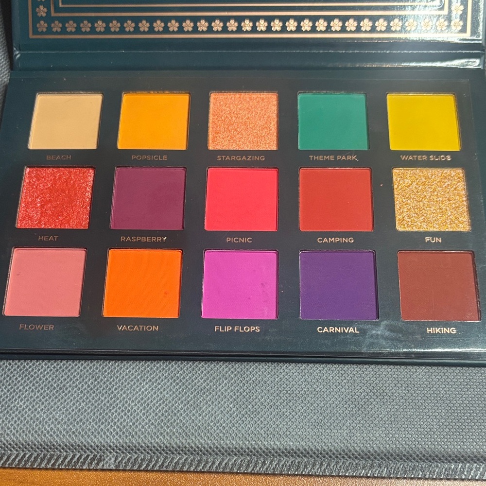 Ace Beaute Vibrant Hues Eyeshadow Palette